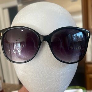 TAHARI Stylish Black Sunglasses
